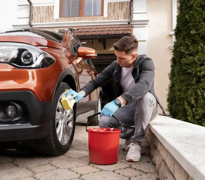 Lavage auto à domicile Grazay : professionnel intervenant sur un véhicule